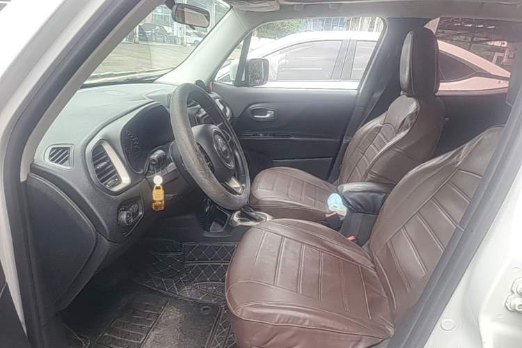 Used Jeep Renegade 2017 180T Automatic High-Energy Version Left Front Seat