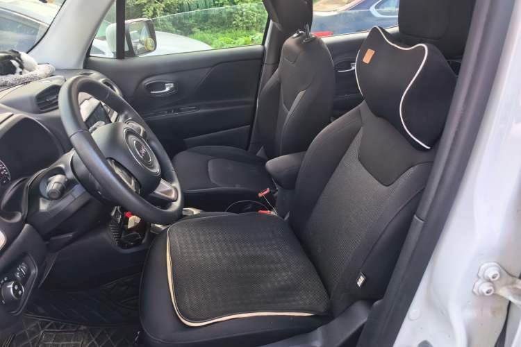 Used Jeep Renegade 2017 180T Automatic High-Energy Version Left Front Seat