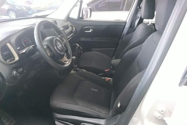 Used Jeep Renegade 2017 180T Automatic High-Energy Version Left Front Seat