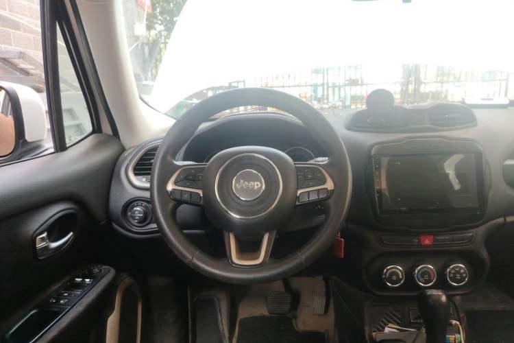 Used Jeep Renegade 2017 180T Automatic High-Energy Version Steering Wheel