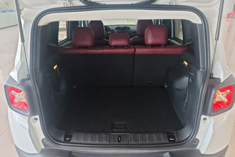 Used Jeep Renegade 2017 180T Automatic High-Energy Version Trunk
