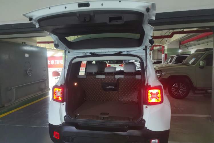 Used Jeep Renegade 2017 180TS Automatic Four-Wheel Drive Superior Edition Trunk