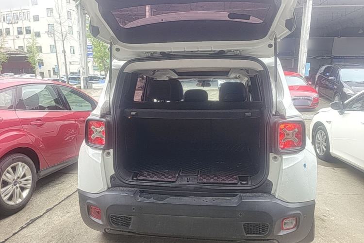 Used Jeep Renegade 2017 180T Automatic High-Energy Version Trunk
