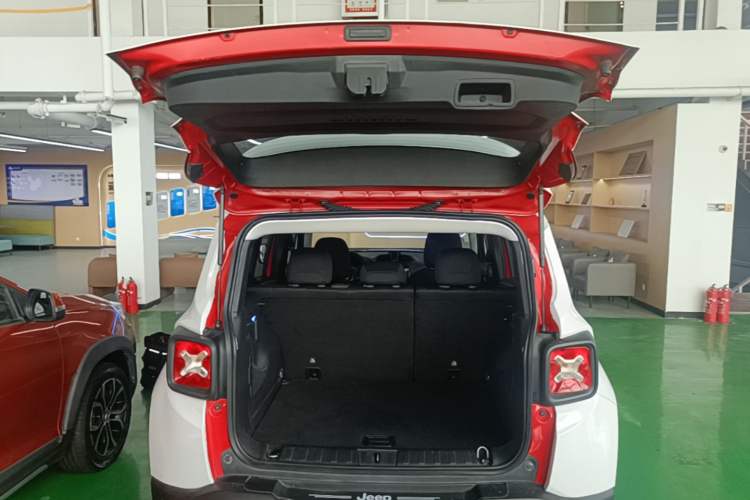 Used Jeep Renegade 2017 180T Automatic High-Energy Version Trunk