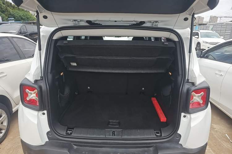 Used Jeep Renegade 2017 180T Automatic Jingneng Edition Trunk