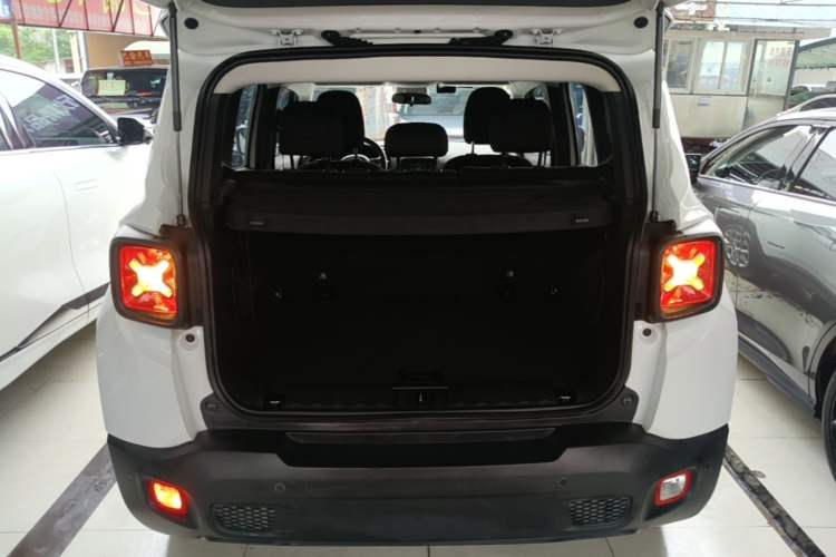 Used Jeep Renegade 2017 180T Automatic Jingneng Edition Trunk