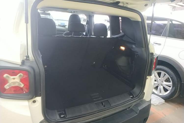 Used Jeep Renegade 2017 180T Automatic High-Energy Version Trunk