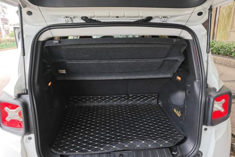 Used Jeep Renegade 2017 180T Automatic High-Energy Version Trunk