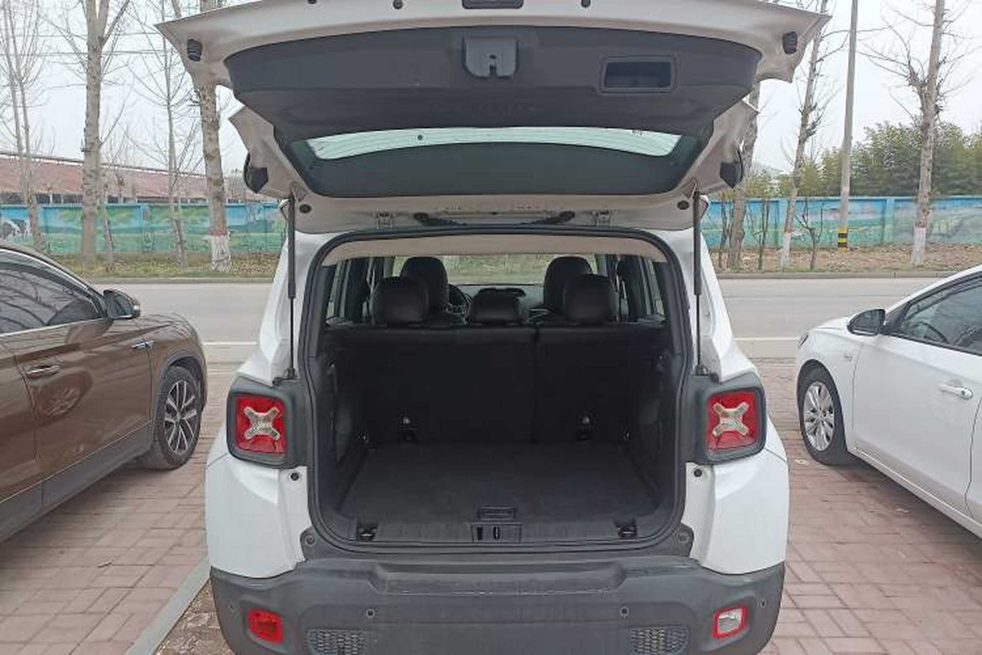 Used Jeep Renegade 2017 180T Automatic Jingneng Edition Trunk
