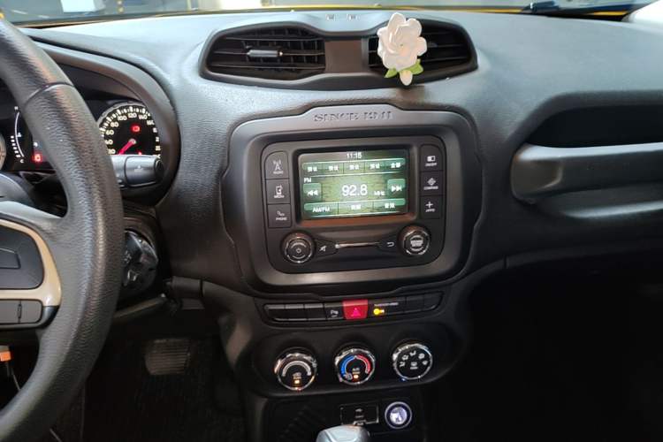 Used Jeep Renegade 2017 180T Automatic High-Energy Version Audio And AC Panel