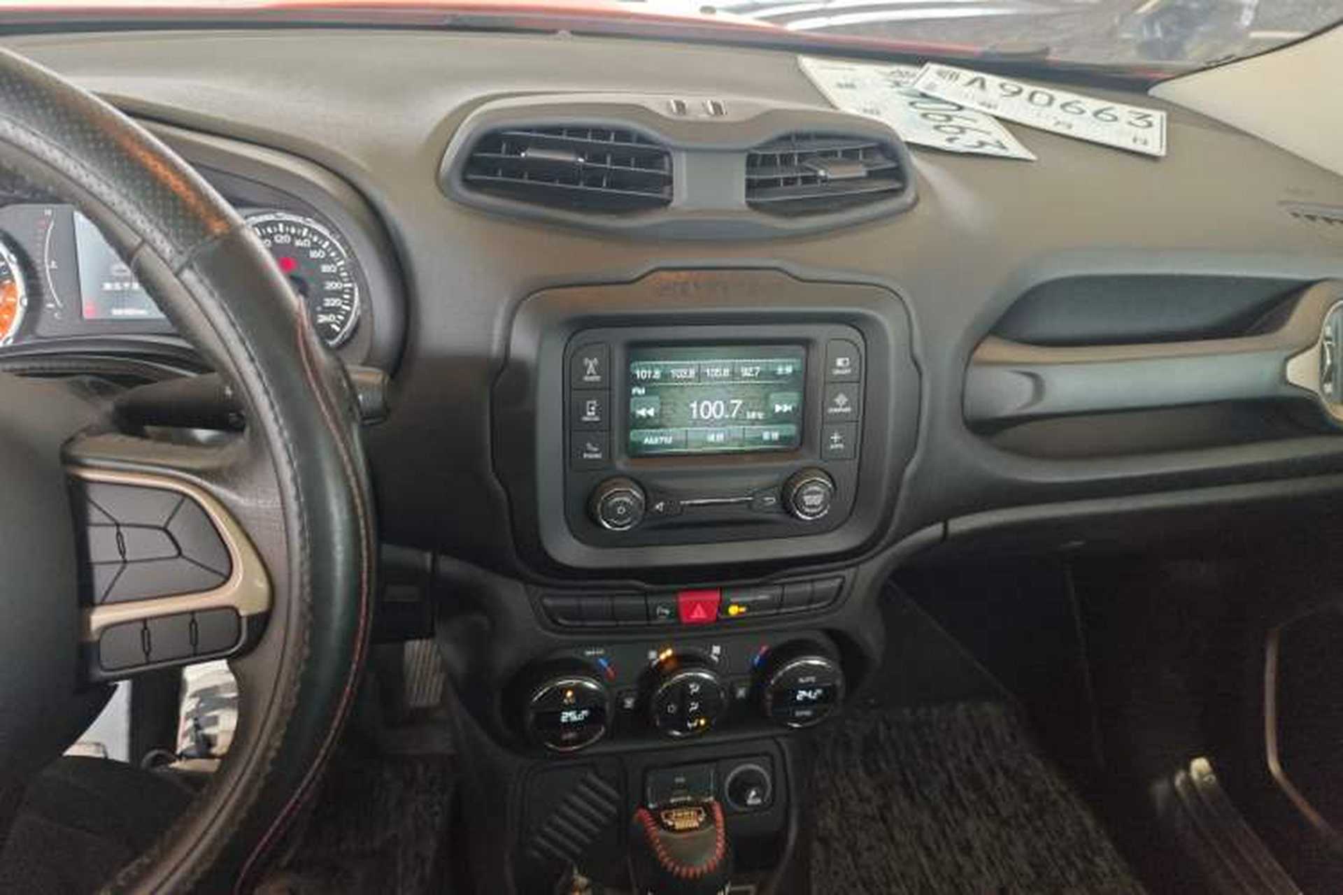 Used Jeep Renegade 2017 180T Automatic Jingneng Edition Audio And AC Panel