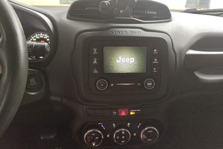 Used Jeep Renegade 2017 180T Automatic Jingneng Edition Audio And AC Panel