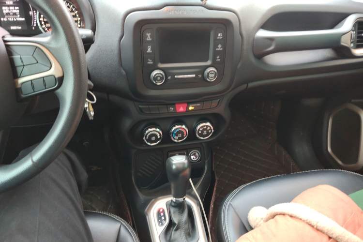 Used Jeep Renegade 2017 180T Automatic High-Energy Version Audio And AC Panel
