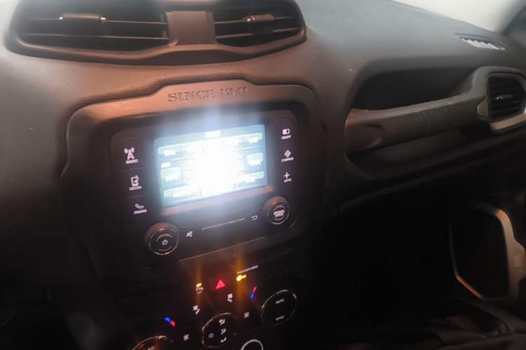 Used Jeep Renegade 2017 180T Automatic Jingneng Edition Audio And AC Panel