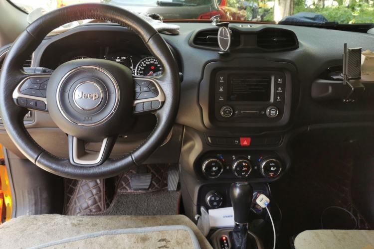 Used Jeep Renegade 2017 180TS Automatic Four-Wheel Drive Superior Edition Center Console
