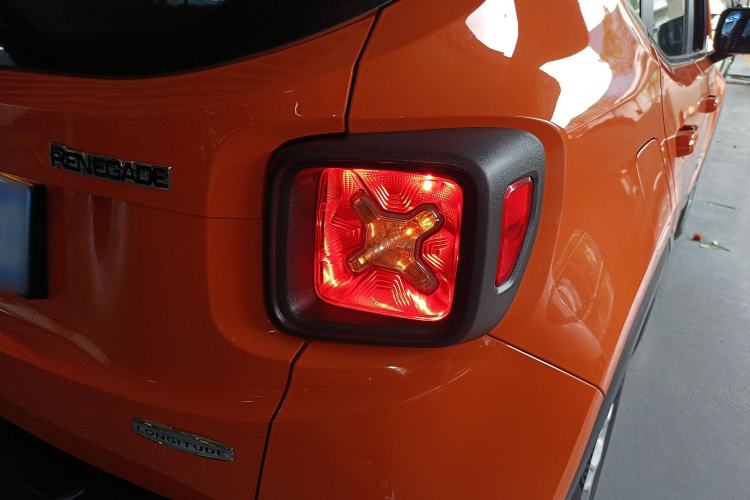 Used Jeep Renegade 2017 180T Automatic High-Energy Version Exterior 6