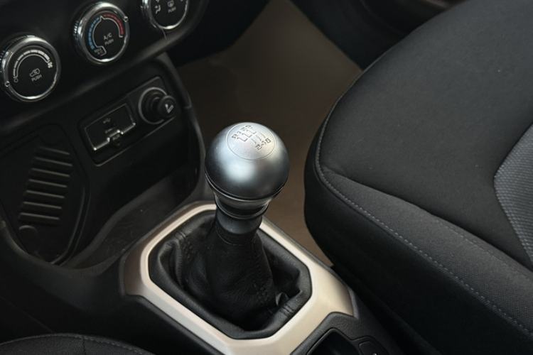 Used Jeep Renegade 2017 180T Manual Kinetic Edition Gear Lever