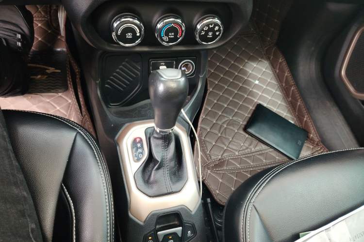 Used Jeep Renegade 2017 180T Automatic High-Energy Version Gear Lever