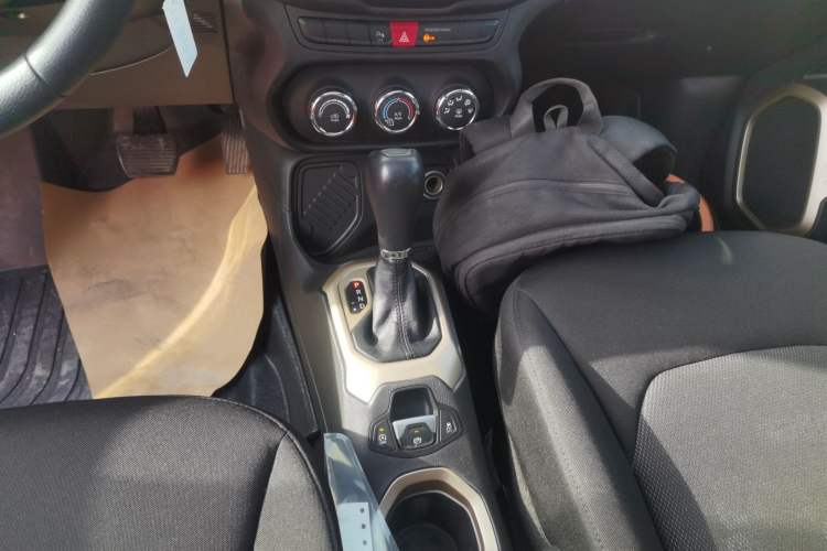 Used Jeep Renegade 2017 180T Automatic High-Energy Version Gear Lever