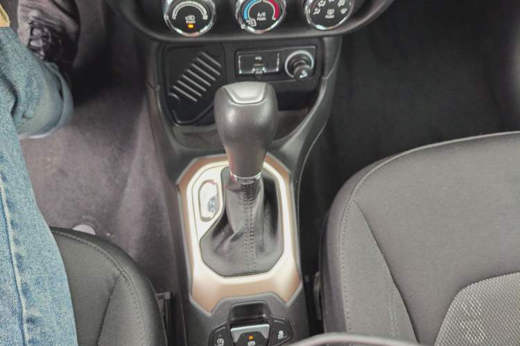 Used Jeep Renegade 2017 180T Automatic Kinetic Edition+ Gear Lever