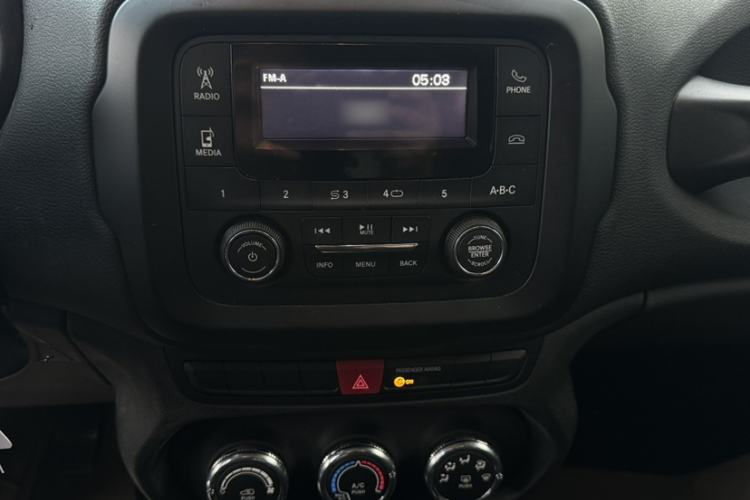 Used Jeep Renegade 2017 180T Manual Kinetic Edition Interior 10