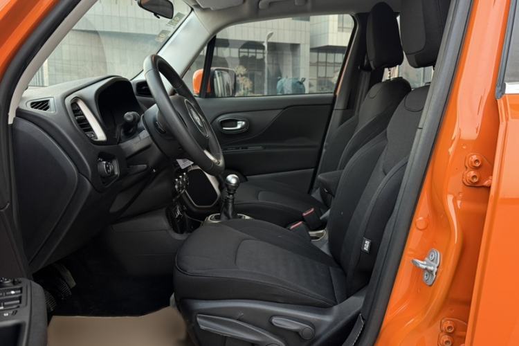 Used Jeep Renegade 2017 180T Manual Kinetic Edition Interior 2