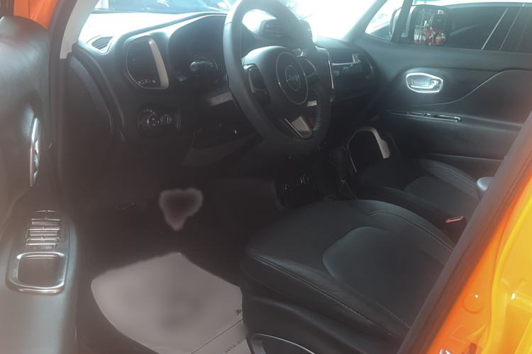 Used Jeep Renegade 2017 180TS Automatic All-Wheel Drive Versatile Edition Interior 2