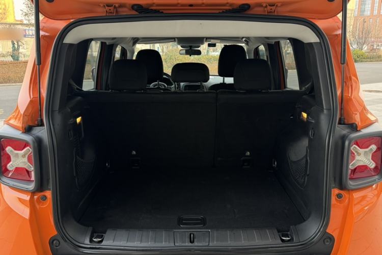 Used Jeep Renegade 2017 180T Manual Kinetic Edition Interior 8