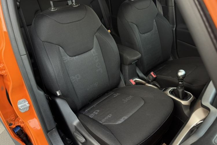 Used Jeep Renegade 2017 180T Manual Kinetic Edition Interior 9