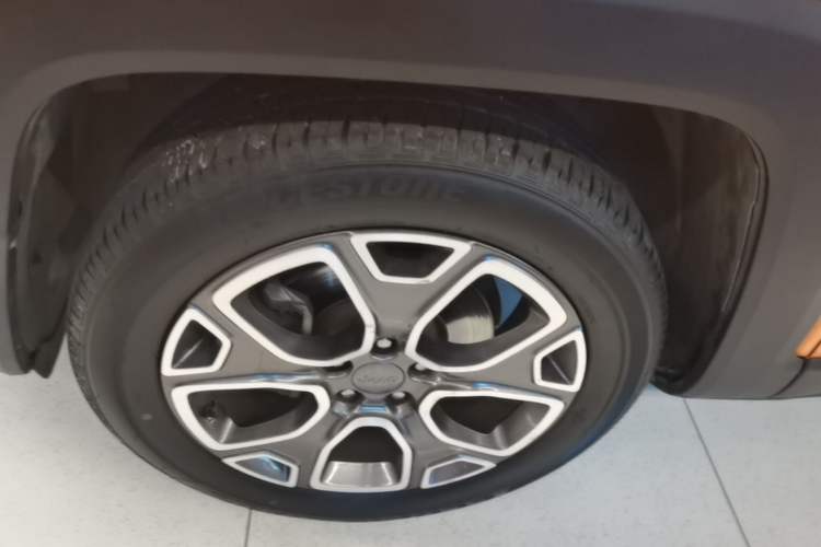 Used Jeep Renegade 2017 180T Automatic Smart Version Left Front Wheel Hub