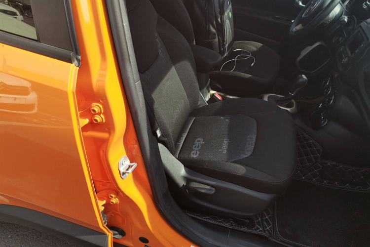 Used Jeep Renegade 2017 180TS Automatic Four-Wheel Drive Superior Edition Right Front Seat