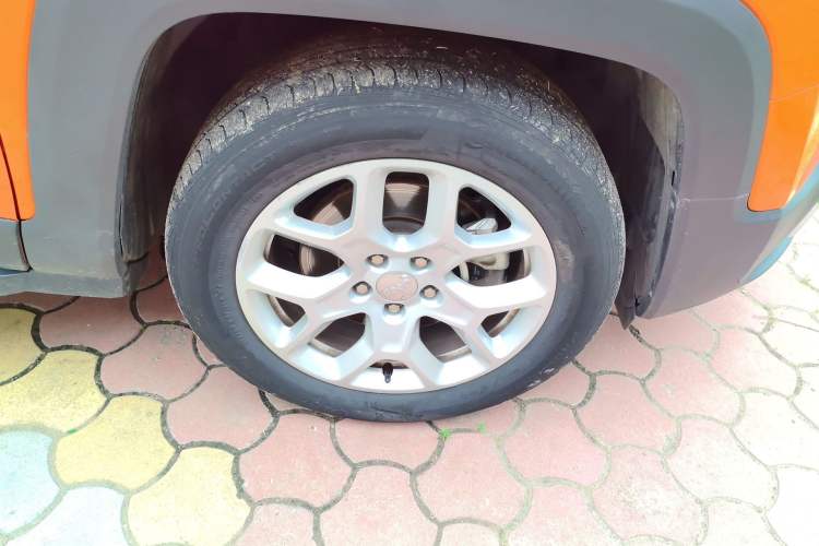 Used Jeep Renegade 2017 180T Automatic High-Energy Version Right Front Wheel Hub