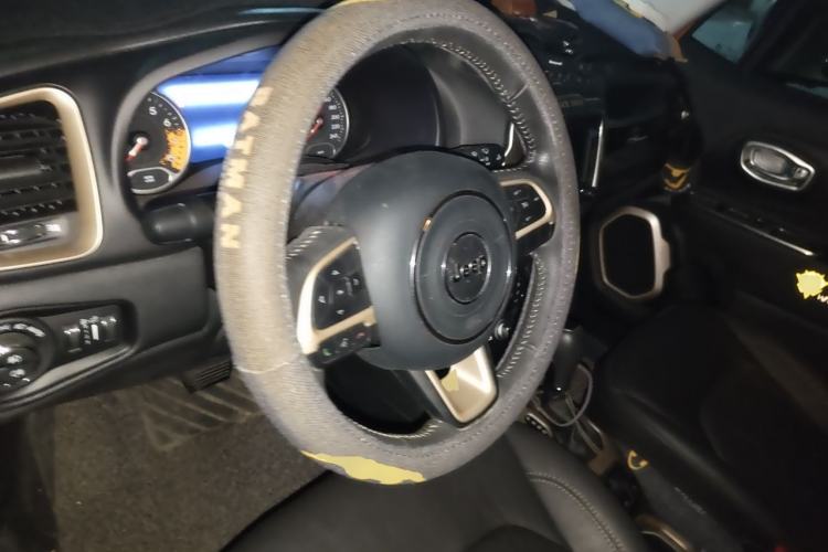 Used Jeep Renegade 2017 180TS Automatic All-Wheel Drive Versatile Edition Steering Wheel