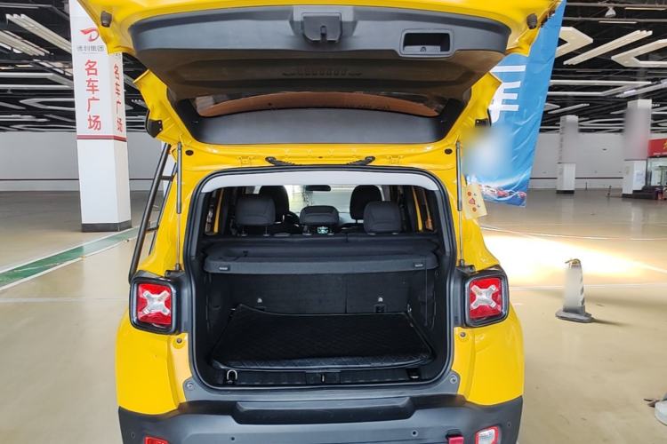 Used Jeep Renegade 2017 180T Automatic High-Energy Version Trunk