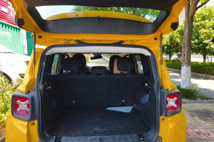 Used Jeep Renegade 2017 180T Automatic High-Energy Version Trunk