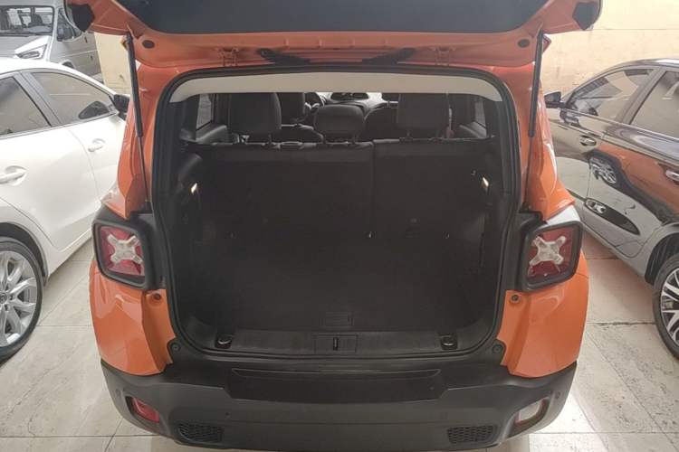 Used Jeep Renegade 2017 180T Automatic Jingneng Edition Trunk