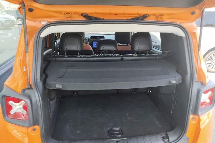Used Jeep Renegade 2017 180T Automatic High-Energy Version Trunk