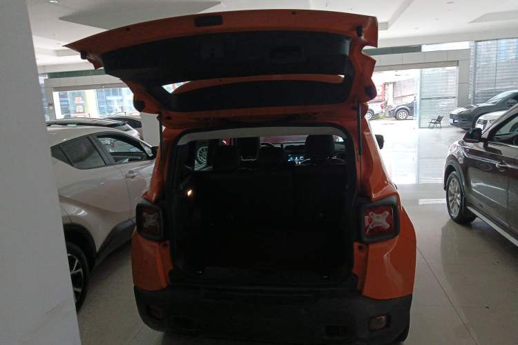 Used Jeep Renegade 2017 180T Automatic Kinetic Edition+ Trunk