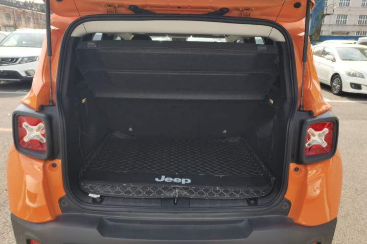 Used Jeep Renegade 2017 180TS Automatic Four-Wheel Drive Superior Edition Trunk