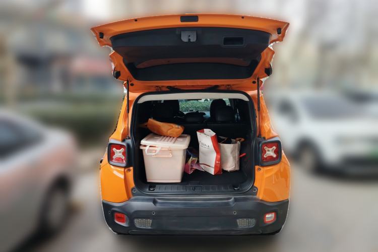 Used Jeep Renegade 2017 180T Automatic High-Energy Version Trunk