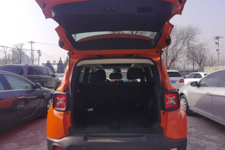 Used Jeep Renegade 2017 180T Automatic High-Energy Version Trunk