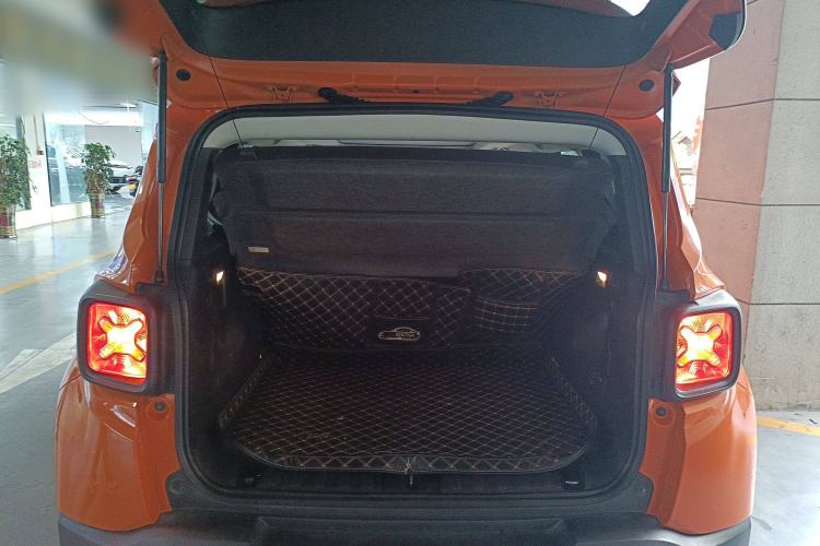 Used Jeep Renegade 2017 180T Automatic High-Energy Version Trunk