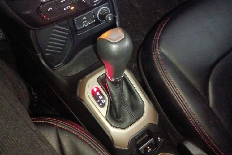 Used Jeep Renegade 2018 Connected Large Screen Version 180T Automatic High-Energy Edition Gear Lever