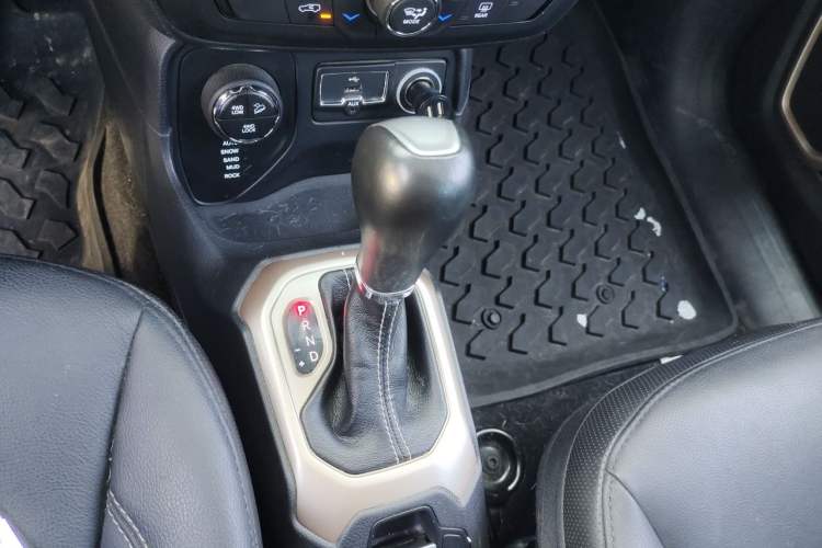 Used Jeep Renegade 2018 Connected Large Screen Version 180TS Automatic Four-Wheel Drive All-Terrain Version Gear Lever