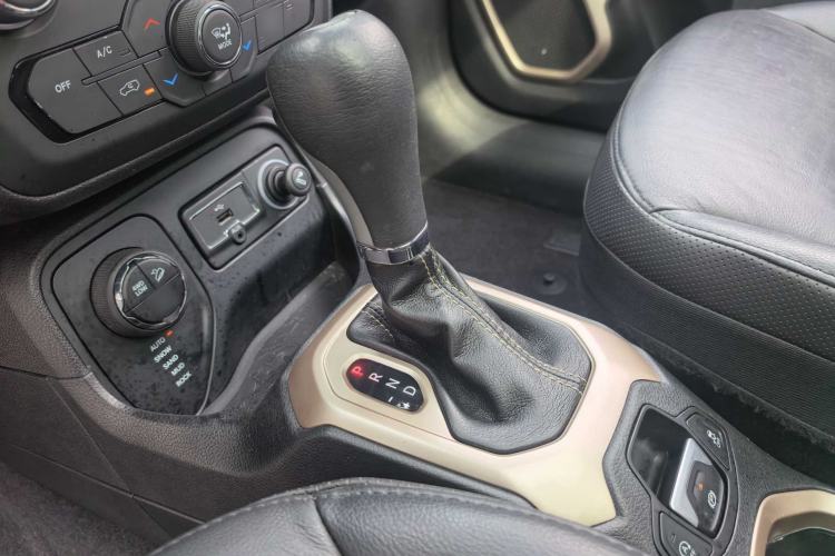 Used Jeep Renegade 2018 Connected Large Screen Version 180TS Automatic Four-Wheel Drive All-Terrain Version Gear Lever