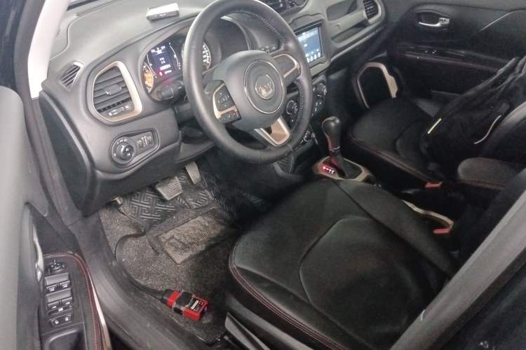 Used Jeep Renegade 2018 Connected Large Screen Version 180T Automatic High-Energy Edition Interior 3