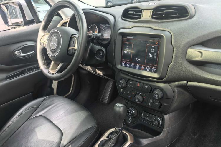 Used Jeep Renegade 2018 Connected Large Screen Version 180TS Automatic Four-Wheel Drive All-Terrain Version Interior 3