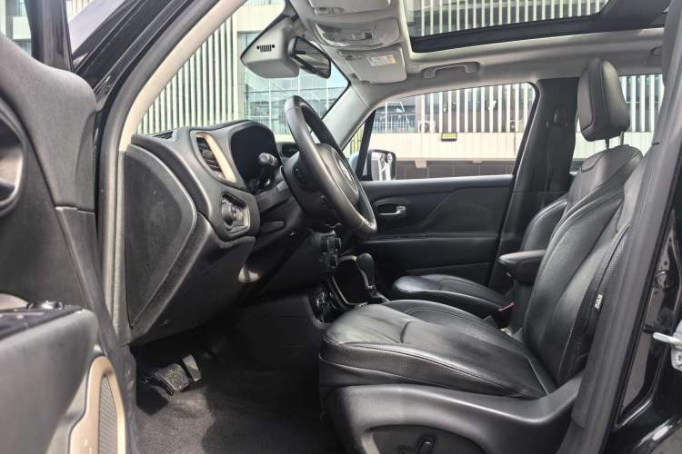 Used Jeep Renegade 2018 Connected Large Screen Version 180TS Automatic Four-Wheel Drive All-Terrain Version Left Front Seat