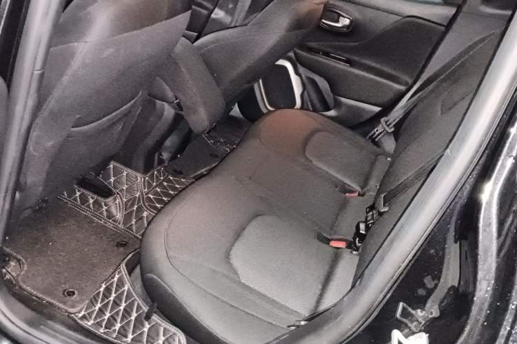 Used Jeep Renegade 2018 Connected Large Screen Version 180T Automatic High-Energy Edition Left Rear Seat