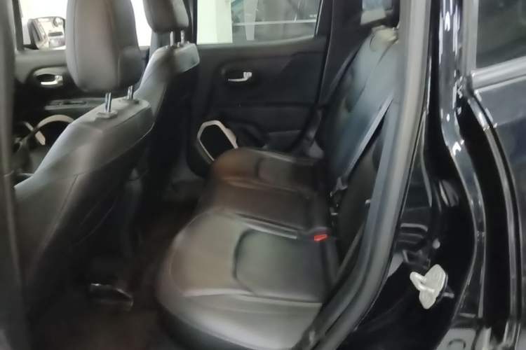 Used Jeep Renegade 2018 Connected Large Screen Version 180TS Automatic Four-Wheel Drive All-Terrain Version Left Rear Seat